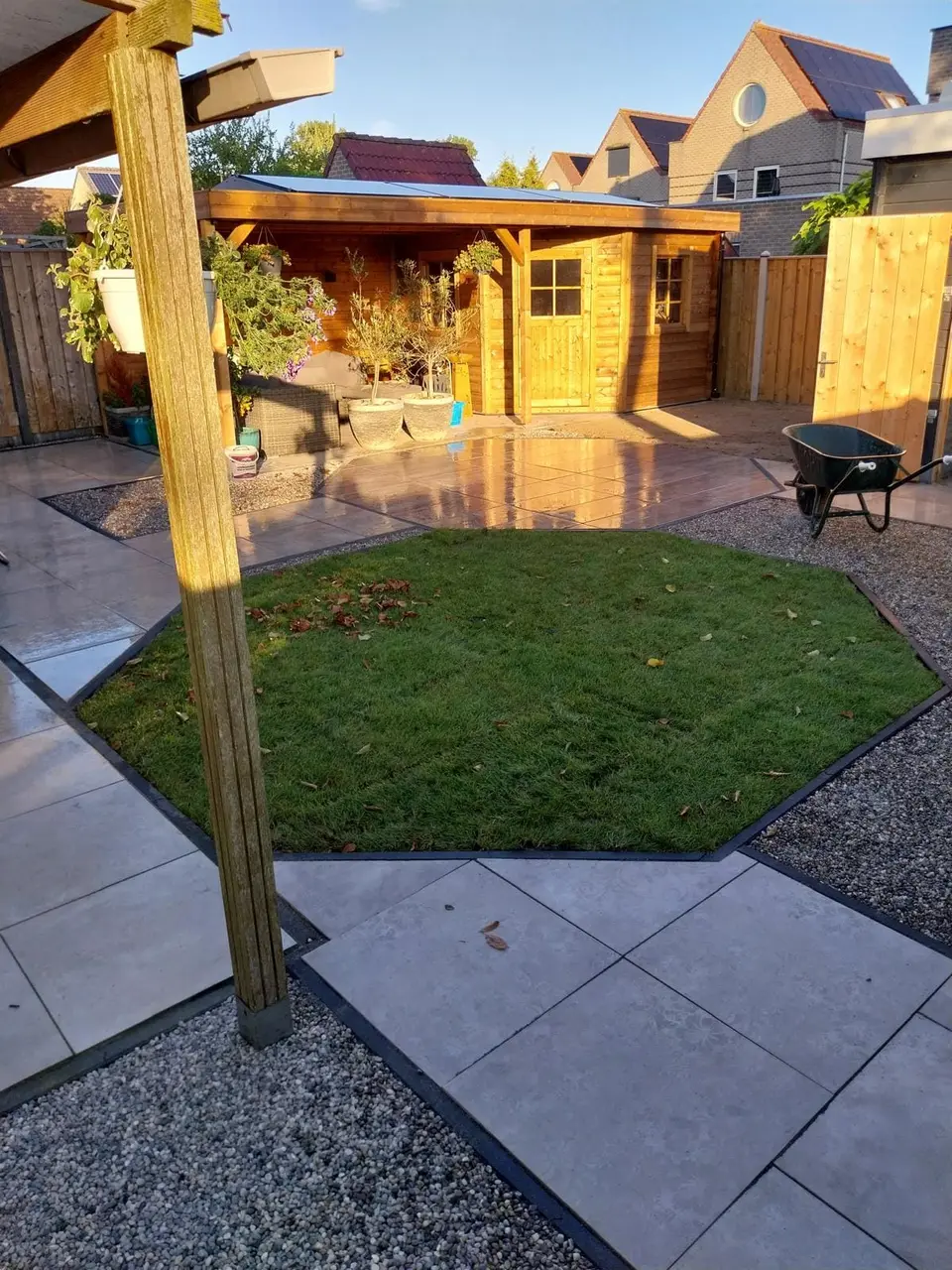 Nieuw gazon met daarachter het terras en de overkapping